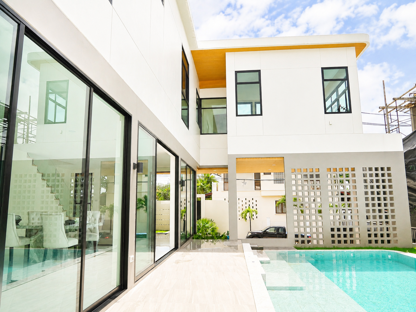 4.ตัวบ้านติดสระ